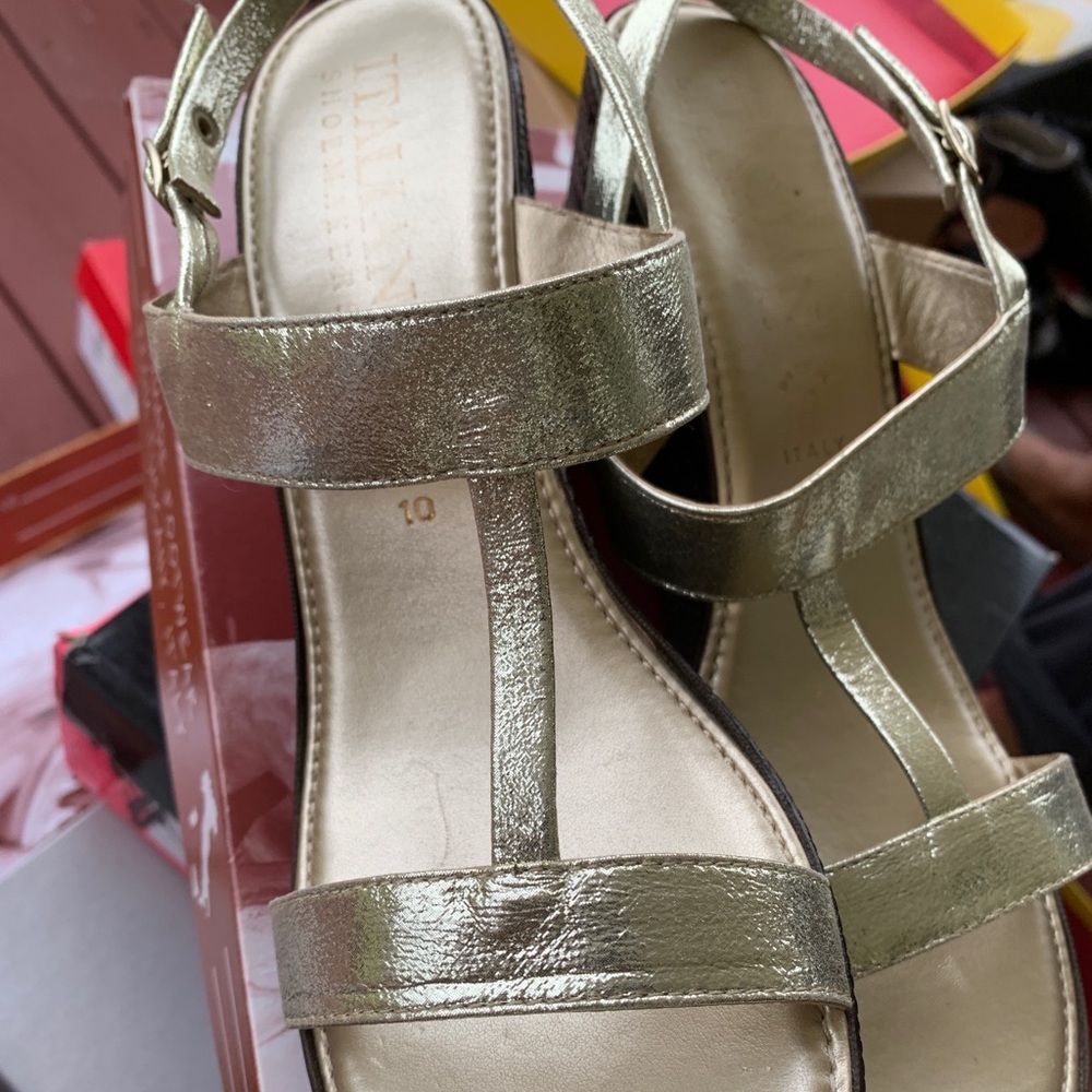 Gold Wedges - Picture 2 of 3